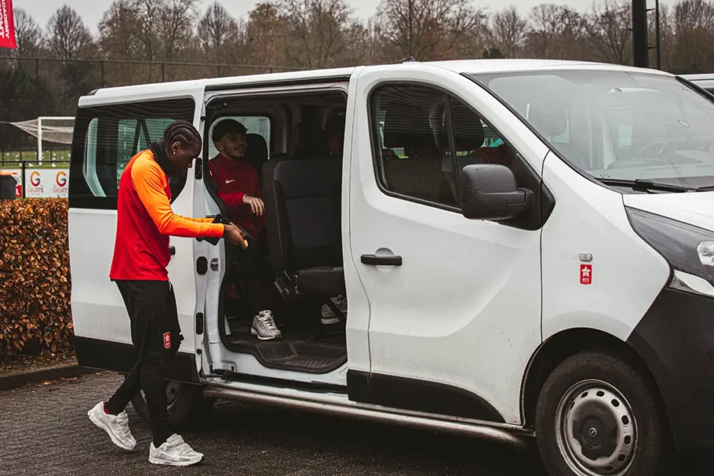 Jeugdspelers in MVV-bussen, gecofinancieerd door Veer zien MVV