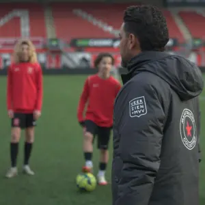 Jeugdtrainer spelers Veer zien MVV
