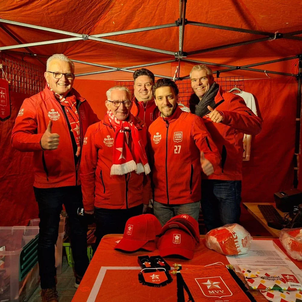 Rode jas van Veer zien MVV