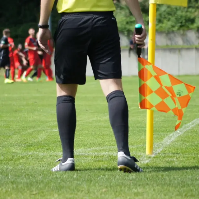 De Deshima Youth Academy is op zoek naar grensrechters Heb je een scherp oog voor het spel en lijkt het jou leuk om op het veld betrokken te zijn bij onze wedstrijden? Dan is de rol van grensrechter bij één van onze jeugdteams wellicht iets voor jou! Voor drie van onze jeugdteams zoeken we een enthousiaste en betrouwbare grensrechter die op zaterdag bij de thuis- en uitwedstrijden aanwezig kan zijn. Lees het hele bericht op:https://www.mvv.nl/info/vacatures/grensrechter-deshima-youth-academy