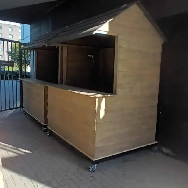 Veer zien MVV ondersteunt MVV bij de verkoop van merchandise op wedstrijddagen. Voor een professionele uitstraling en meer comfort voor de vrijwilligers die de servicepunten bemensen, hebben wij twee nieuwe, verrijdbare servicepunten aangeschaft. Deze worden in de komende weken geverfd en ingericht. Het eindresultaat zullen we zeker met jullie delen👊 Nog geen donateur? Bezoek dan snel onze website en meld je aan!